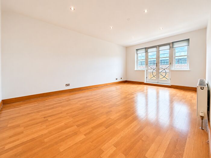 2 Bedroom Apartment To Rent In Kingsley Mews, Wapping Lane, E1W