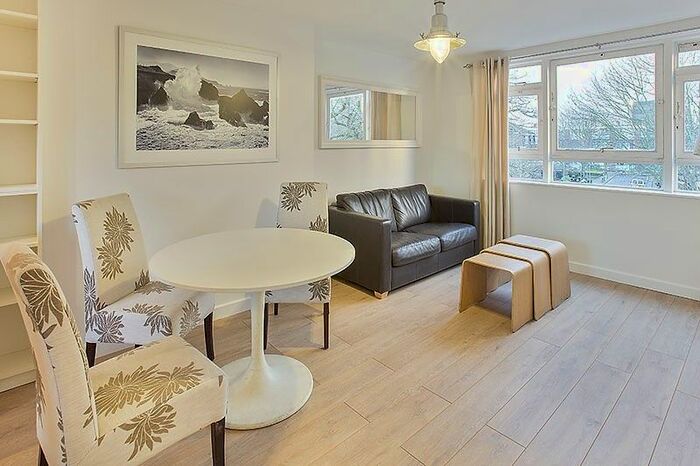 3 Bedroom Flat To Rent In Searles Close, London, SW11
