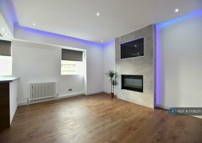 2 Bedroom Penthouse To Rent In Laurel Place, Glasgow, G11