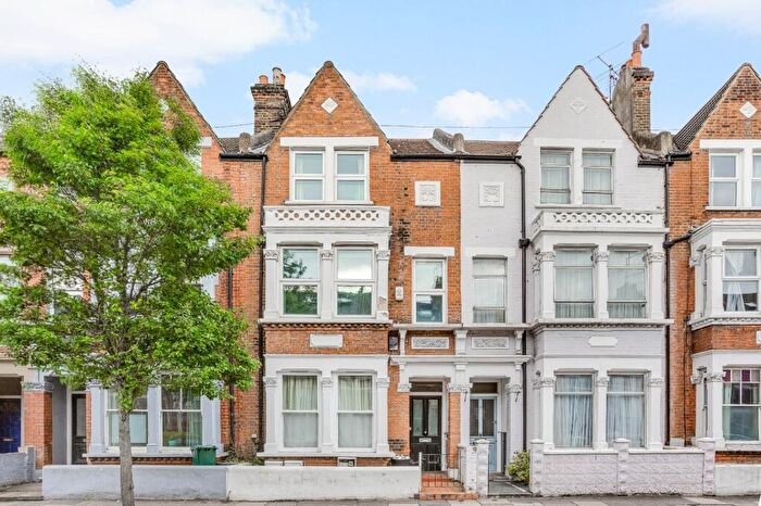 2 Bedroom Flat For Sale In Elspeth Road, Battersea, SW11