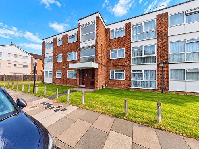 2 Bedroom Flat For Sale In The Farmlands, Northolt, UB5
