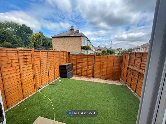 2 Bedroom Flat To Rent In Brownhill Road, London, SE6