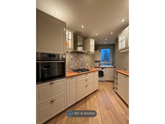 2 Bedroom Flat To Rent In Cartha Street, Glasgow, G41