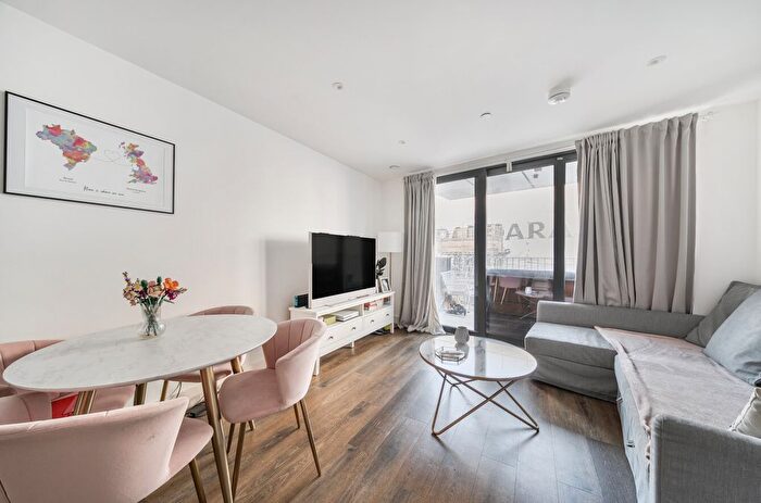 1 Bedroom Flat For Sale In Ascot House, Mill Mead, Staines-Upon-Thames, TW18