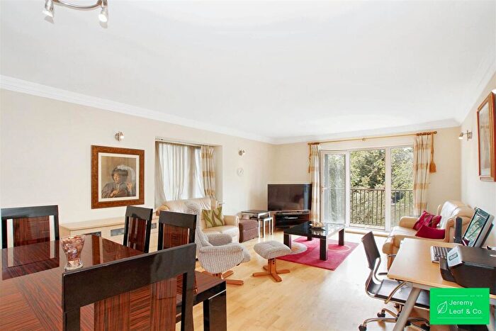 2 Bedroom Apartment For Sale In Hoptree Close, London, N12