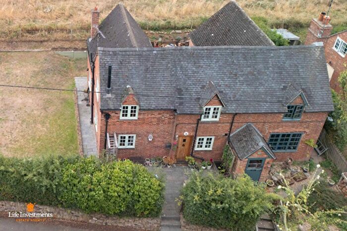 3 Bedroom Semi-Detached House For Sale In Lutterworth Road, LE17