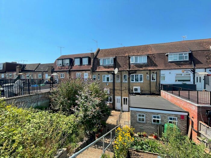 2 Bedroom Flat To Rent In Darkes Lane, Potters Bar, EN6