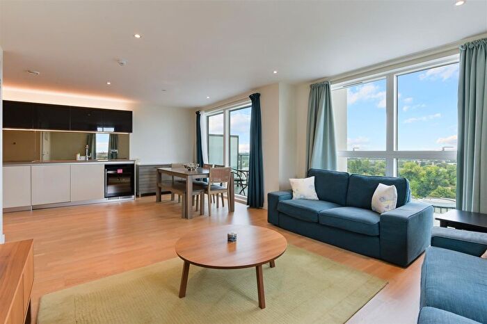 3 Bedroom Flat To Rent In Hyperion Tower, Brentford, TW8
