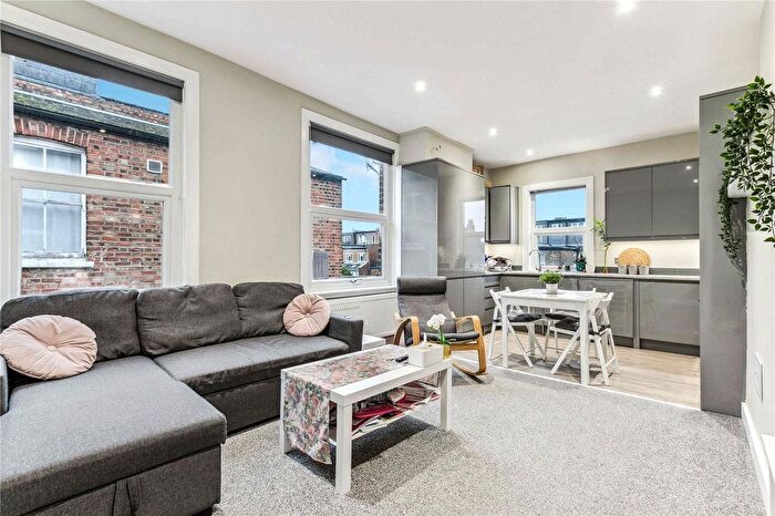 2 Bedroom Maisonette For Sale In Darwin Road, London, W5