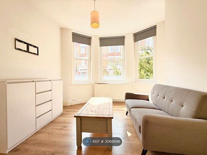 2 Bedroom Flat To Rent In Rosslyn House, London, SW2