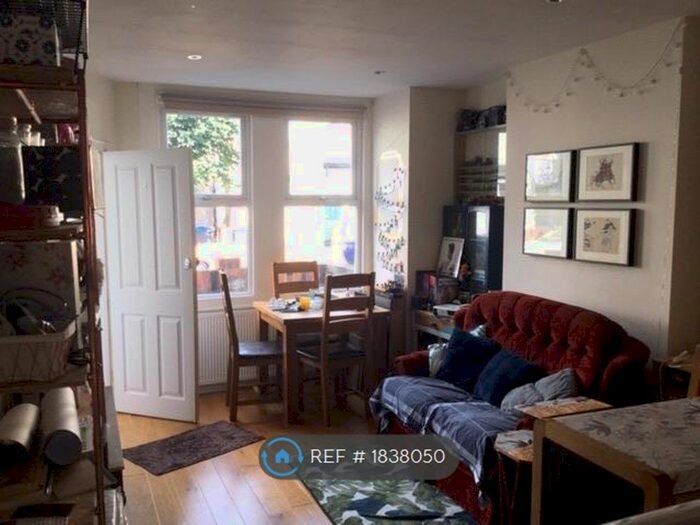 1 Bedroom Flat To Rent In West Gardens, London, SW17