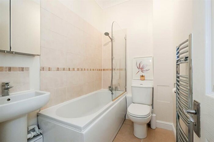 1 Bedroom Flat For Sale In Hermon Hill, Wanstead, E11