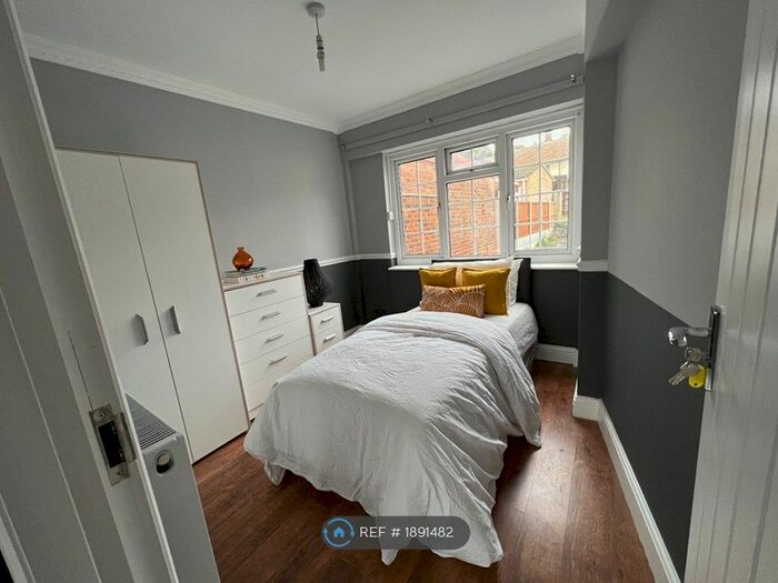 1 Bedroom Property To Rent In Whitmore Way, Basildon, SS14