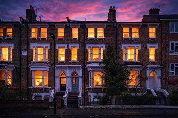 1 Bedroom Apartment For Sale In Queensdown Road, London, E5