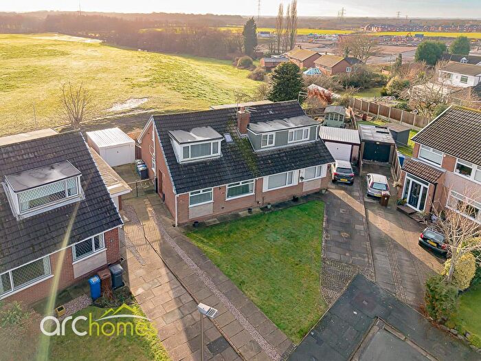 3 Bedroom Semi-Detached House For Sale In Fern Close, Atherton, Manchester, M46