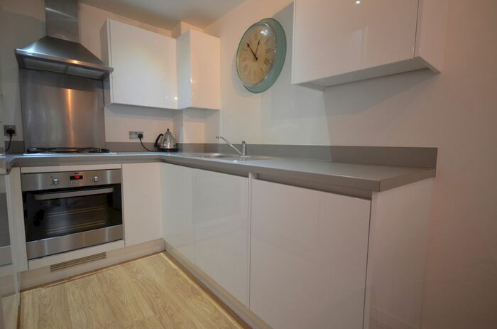 2 Bedroom Flat To Rent In Wells View Drive, Bromley, BR2