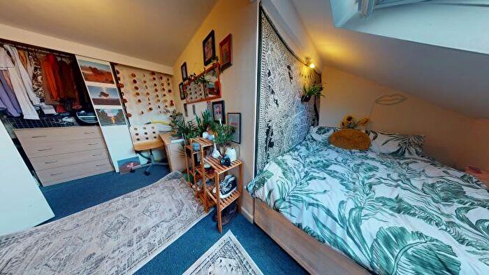 2 Bedroom Flat To Rent In Victoria Road, Hyde Park, Leeds, LS6