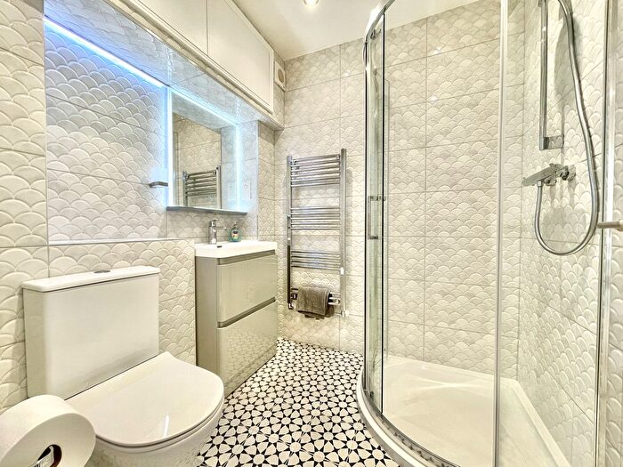 3 Bedroom Flat To Rent In Ballards Lane, London, N3