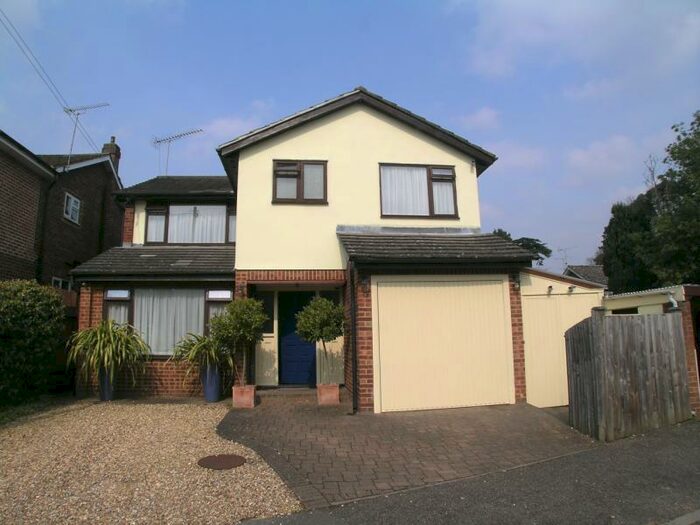 4 Bedroom House To Rent In Vale Court, Weybridge, Surrey, KT13