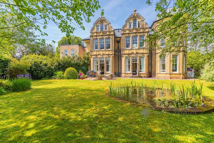 2 Bedroom Apartment For Sale In Fordingbridge, SP6