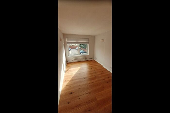 3 Bedroom Flat To Rent In Tunstall Close, Bristol, BS9