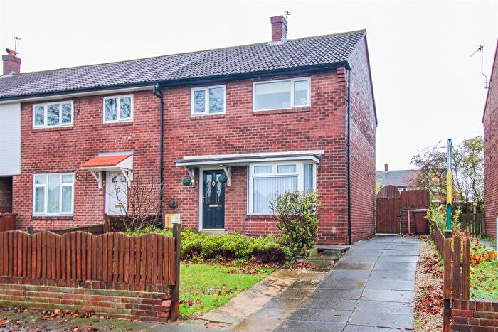 3 Bedroom End Terrace House For Sale In Kendal Drive, Castleford, WF10