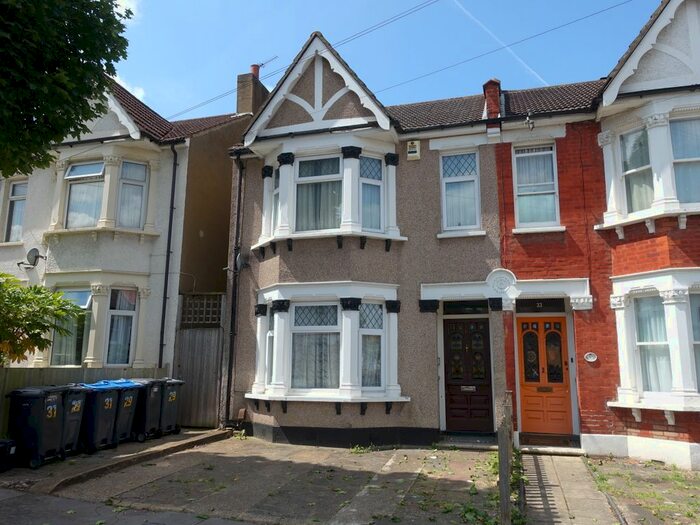 3 Bedroom Semi-Detached House To Rent In Chisholm Road, Croydon, CR0