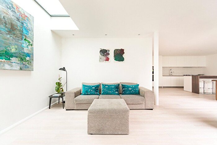 3 Bedroom Terraced House To Rent In Hillgate Place, Kensington Amp; Chelsea, London, W8