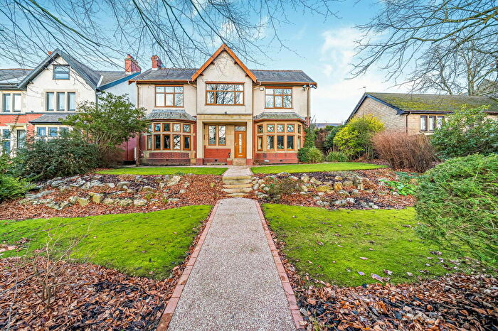 4 Bedroom Detached House For Sale In Padiham Road, Burnley, BB12