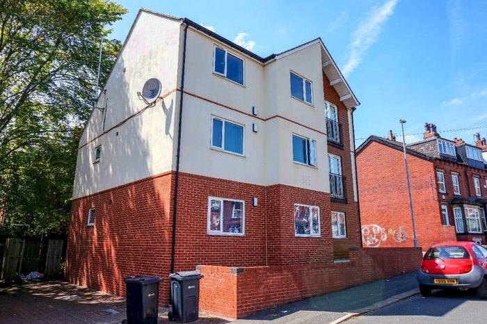 2 Bedroom Apartment To Rent In Headingley Avenue, Leeds, West Yorkshire, LS6