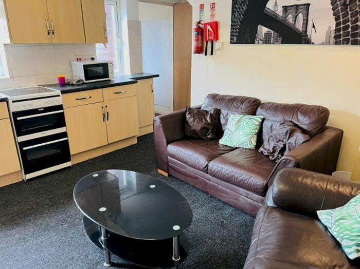 3 Bedroom Flat To Rent In Travis Place, Sheffield, South Yorkshire, S10