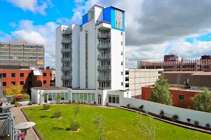 2 Bedroom Flat For Sale In Gordon Gardens, Swindon, SN1