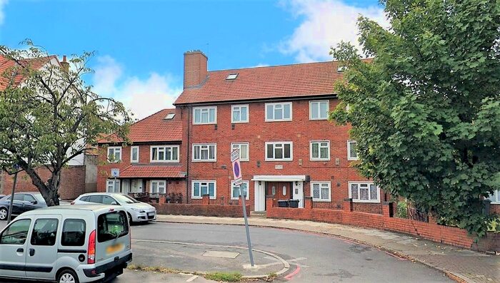 2 Bedroom Flat To Rent In Noble Corner, Great West Road, Hounslow TW5