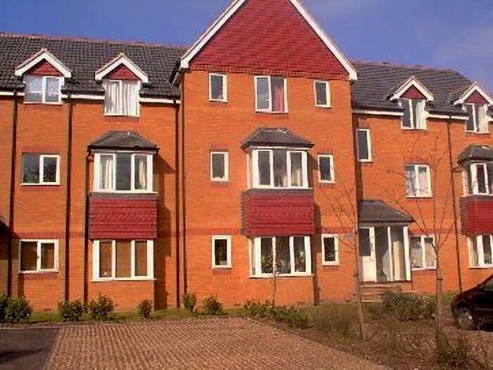 2 Bedroom Flat To Rent In Redoubt Close, Hitchin, SG4