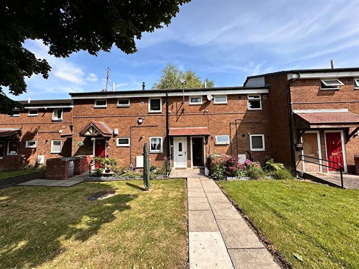 2 Bedroom Maisonette To Rent In Pomona Crescent, Salford, M5