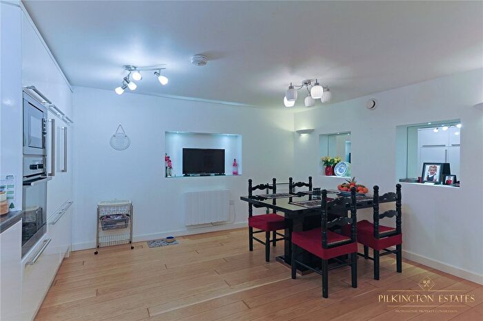 2 Bedroom Flat For Sale In Marine Drive, Looe, Cornwall, PL13