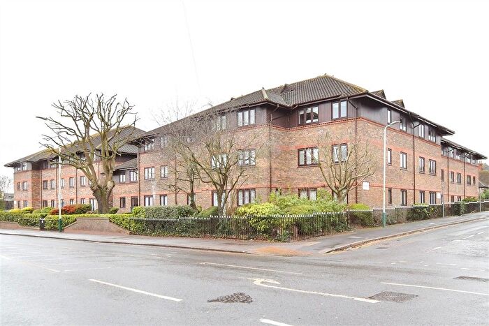 1 Bedroom Flat For Sale In Waldegrave Gardens, Upminster, Essex, RM14