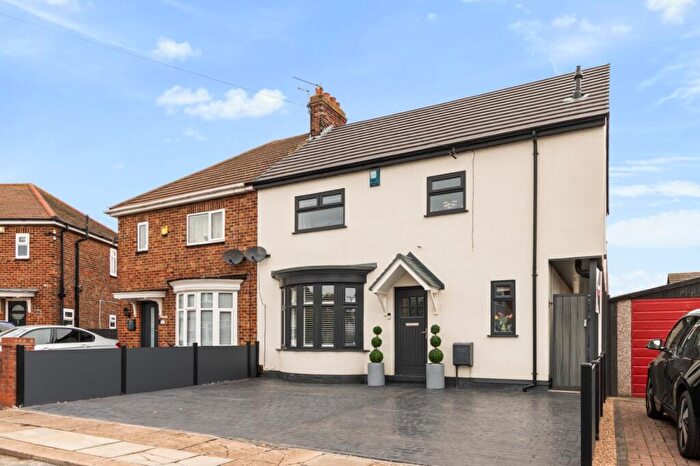 4 Bedroom Semi-Detached House For Sale In Rudham Avenue, Grimsby, DN32