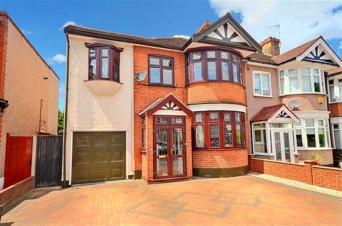 5 Bedroom End Of Terrace House To Rent In Blackbush Avenue, Chadwell Heath, RM6