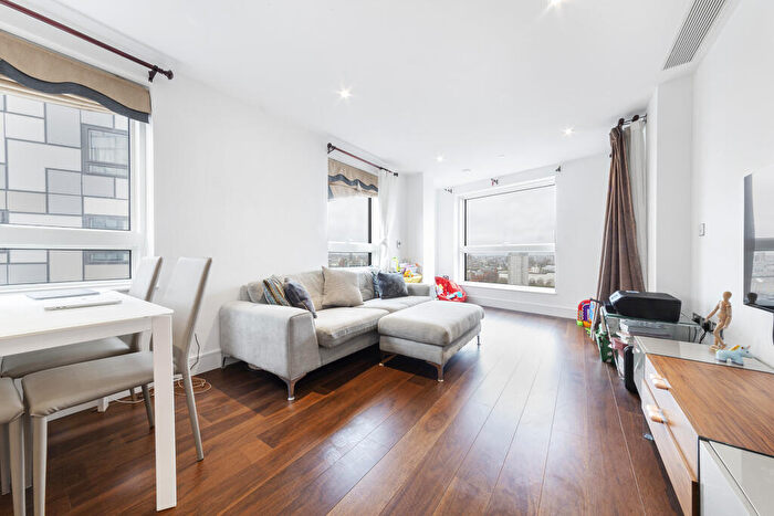 3 Bedroom Apartment To Rent In Talisman Tower, Lincoln Plaza, Canary Wharf, London, E14