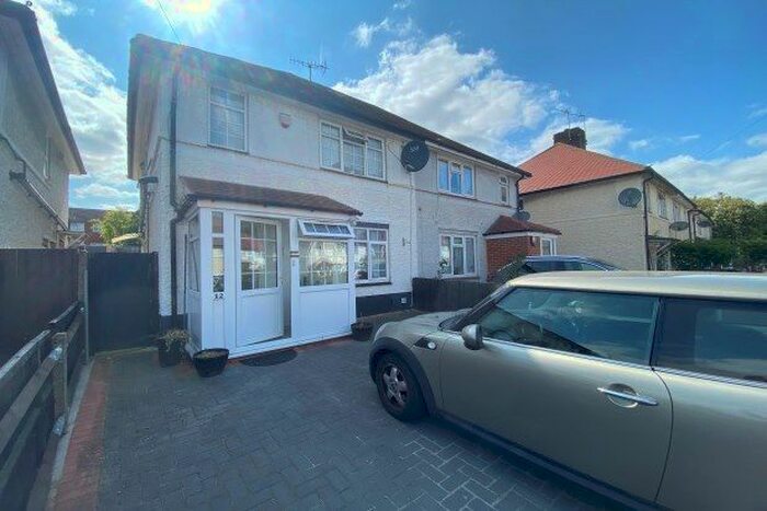 3 Bedroom End Of Terrace House To Rent In Dickens Avenue, London, N3