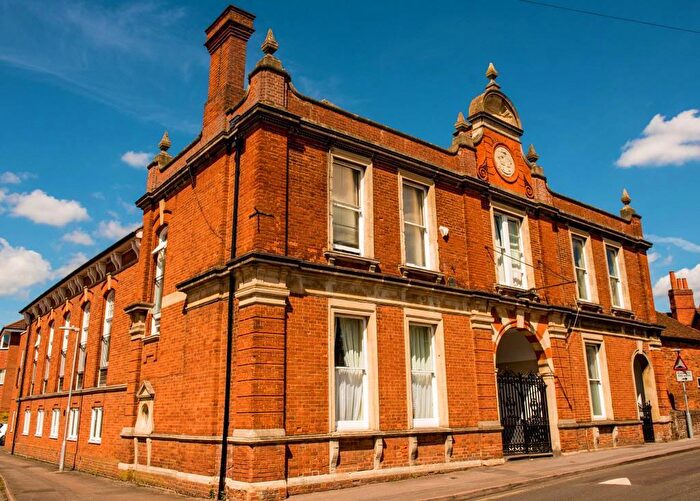 2 Bedroom Flat For Sale In Newbury, Berkshire, RG14