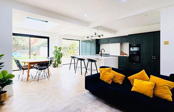 4 Bedroom Detached House To Rent In Ring Road, Leeds, LS16