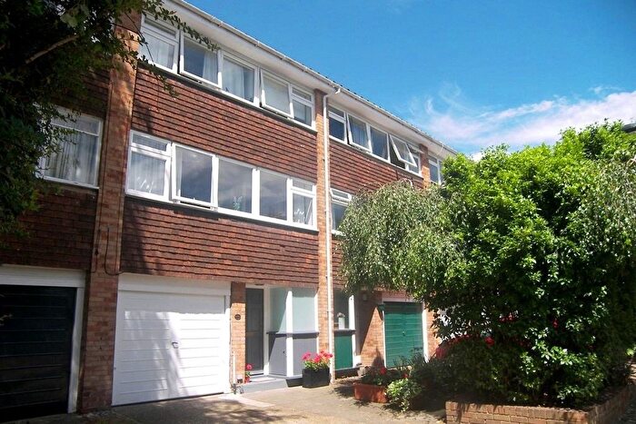3 Bedroom Town House To Rent In Woodville Road, Richmond, TW10