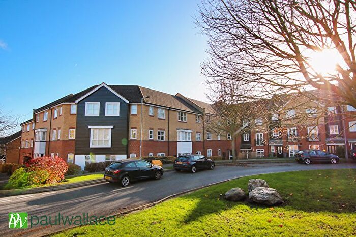 2 Bedroom Flat To Rent In Plomer Avenue, Hoddesdon, EN11