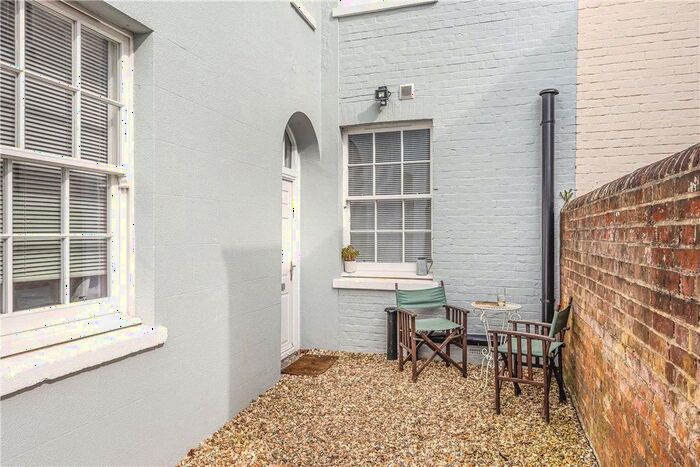 2 Bedroom Flat To Rent In Hendford Springs, Yeovil, Somerset, BA20