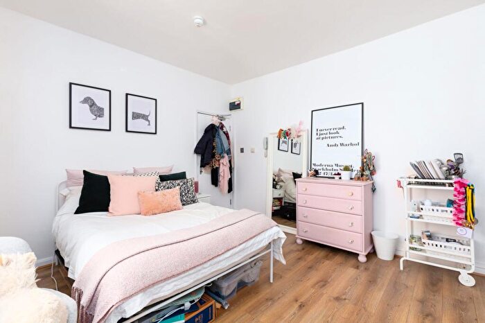 Flat To Rent In Stroud Green Road, London, N4