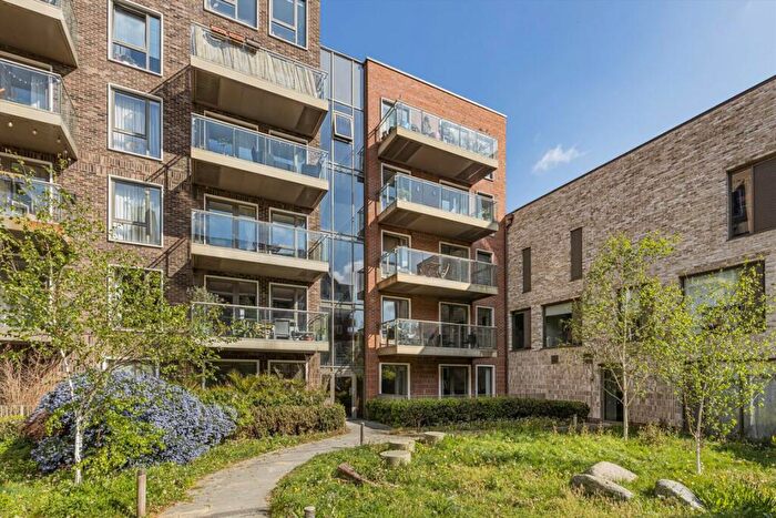 3 Bedroom Flat For Sale In Frampton Park Road, London, E9