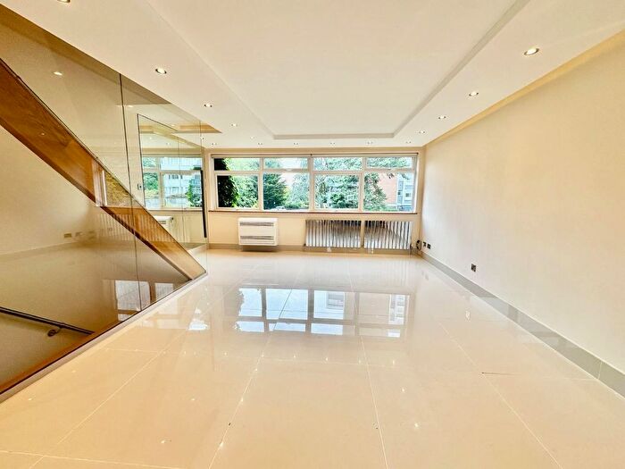 3 Bedroom Town House To Rent In Heronsforde, London, W13