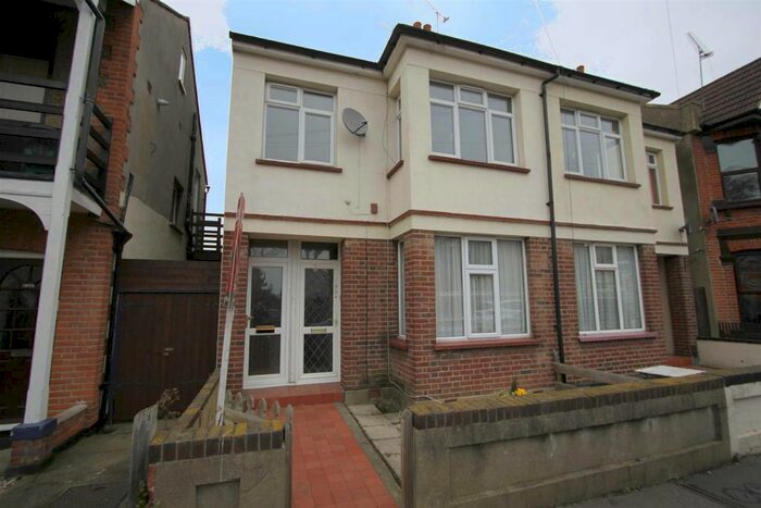 2 Bedroom Flat To Rent In Stornoway Road, Southend-On-Sea, SS2